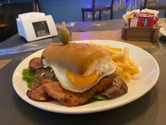 Chivito al pan con huevo frito, churrasco y papas fritas